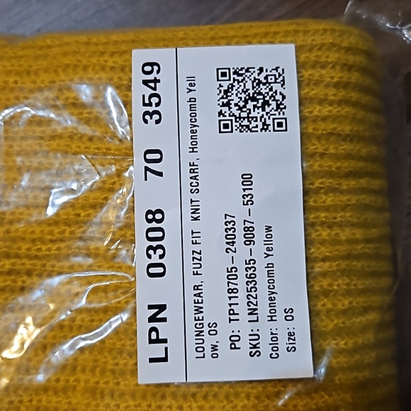 SAVAGE X FENTY FUZZ FIT KNIT SCARF- HONEYCOMB YELLOW ONE SIZE - Picture 6 of 8